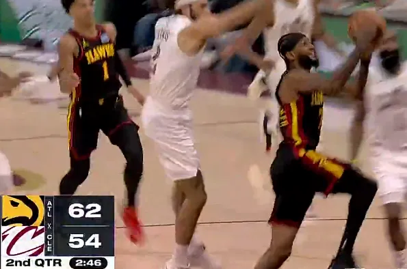 爱游戏-亚历山大-沃克反击上篮打进，老鹰领先8分打停骑士