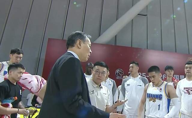 爱游戏官方入口-许利民：队里有人耍大牌摆明星架子，我们输的不是球输的是尊严