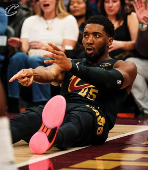 爱游戏官方网站-榜眼单节17分带不动鲍尔15中1，米切尔24+6+8失误，骑士力克黄蜂