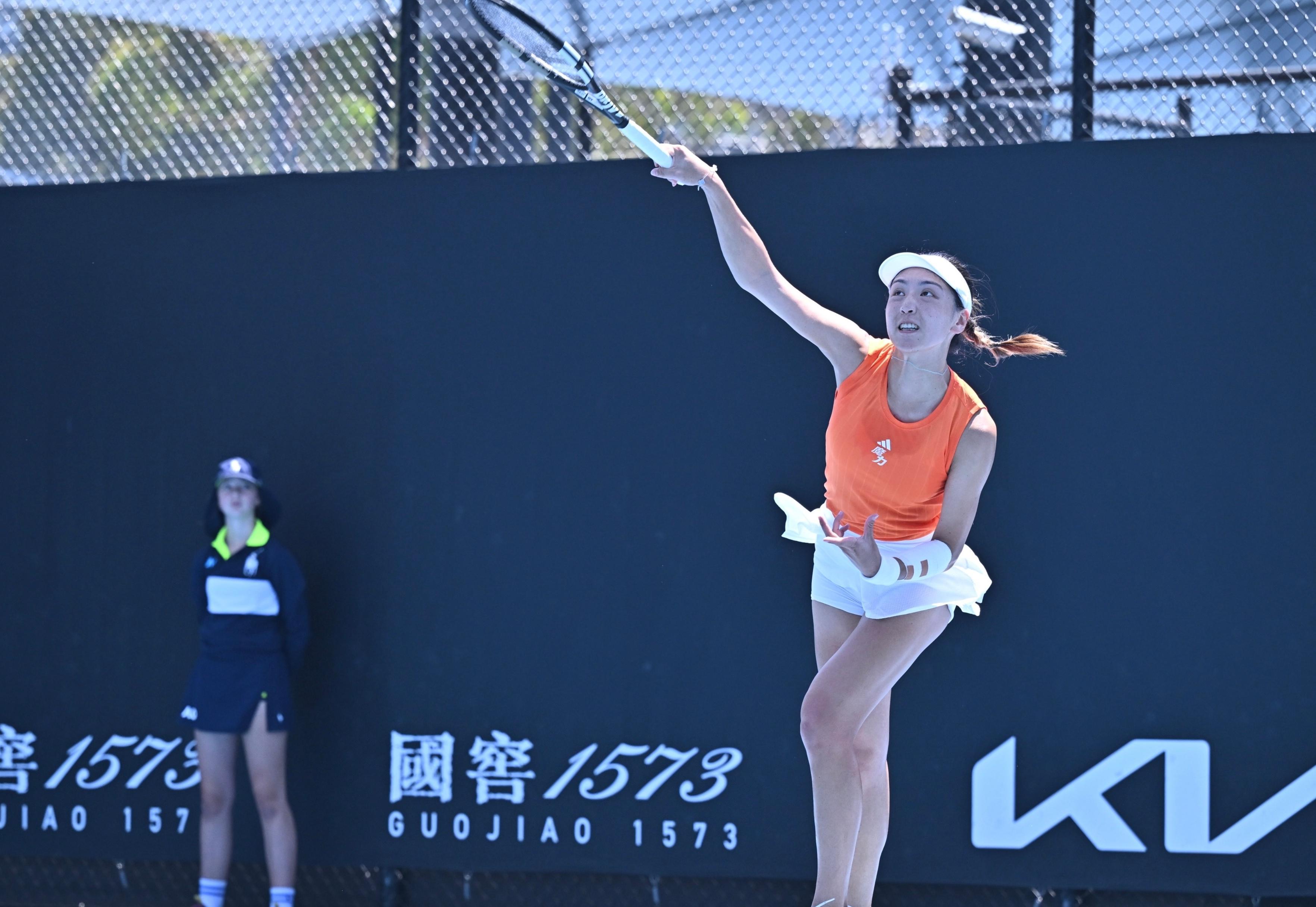 爱游戏官方网站-又美又能打！王欣瑜澳网2-0晋级：中国莎娃进化，霸气轰10记ACE