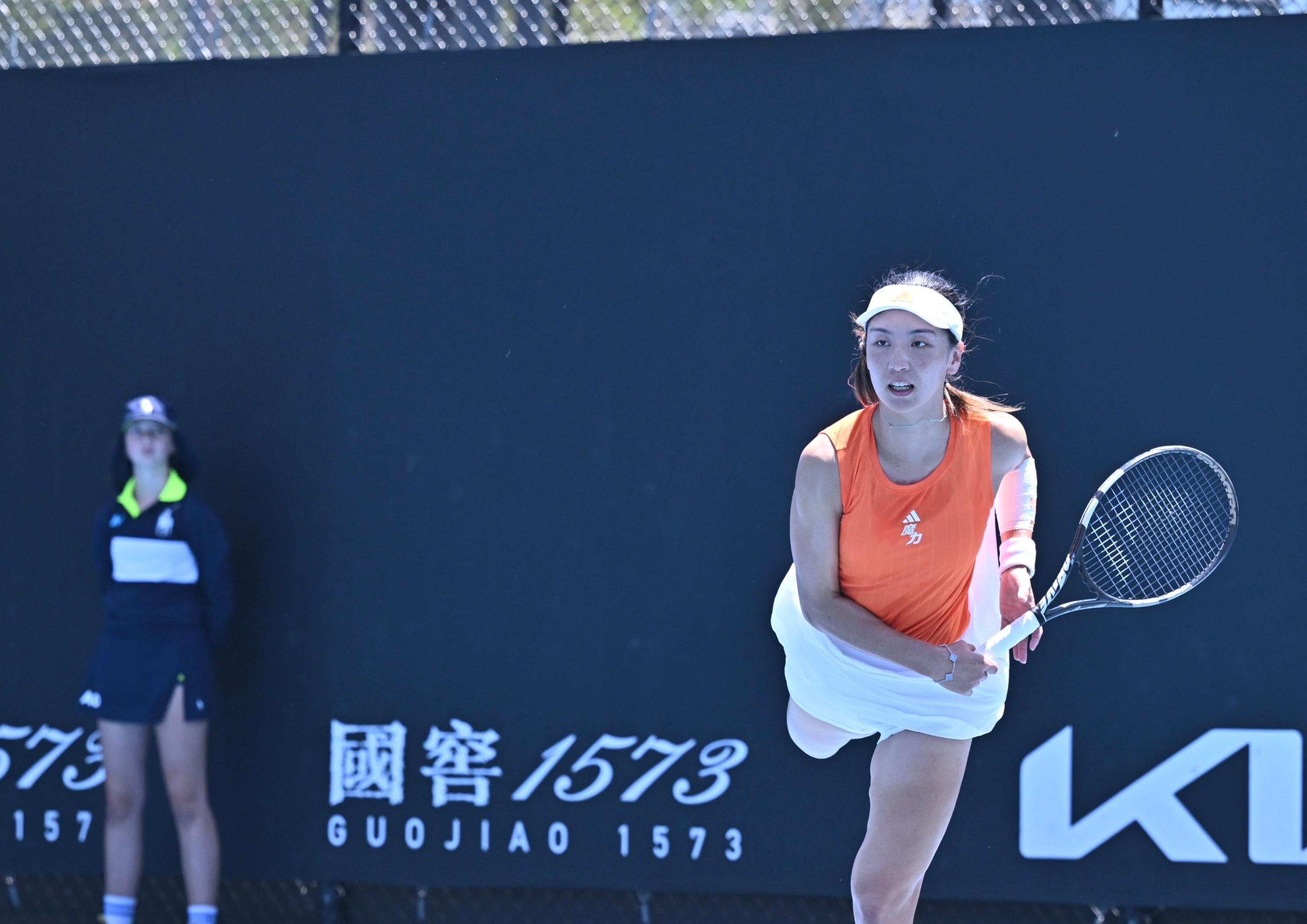 爱游戏官方网站-又美又能打！王欣瑜澳网2-0晋级：中国莎娃进化，霸气轰10记ACE