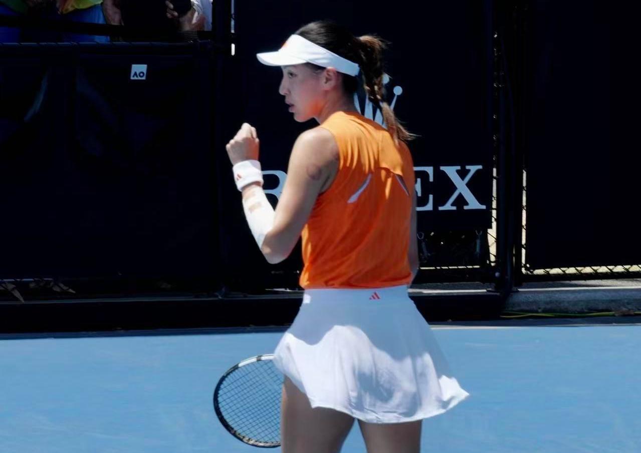 爱游戏官方网站-又美又能打！王欣瑜澳网2-0晋级：中国莎娃进化，霸气轰10记ACE