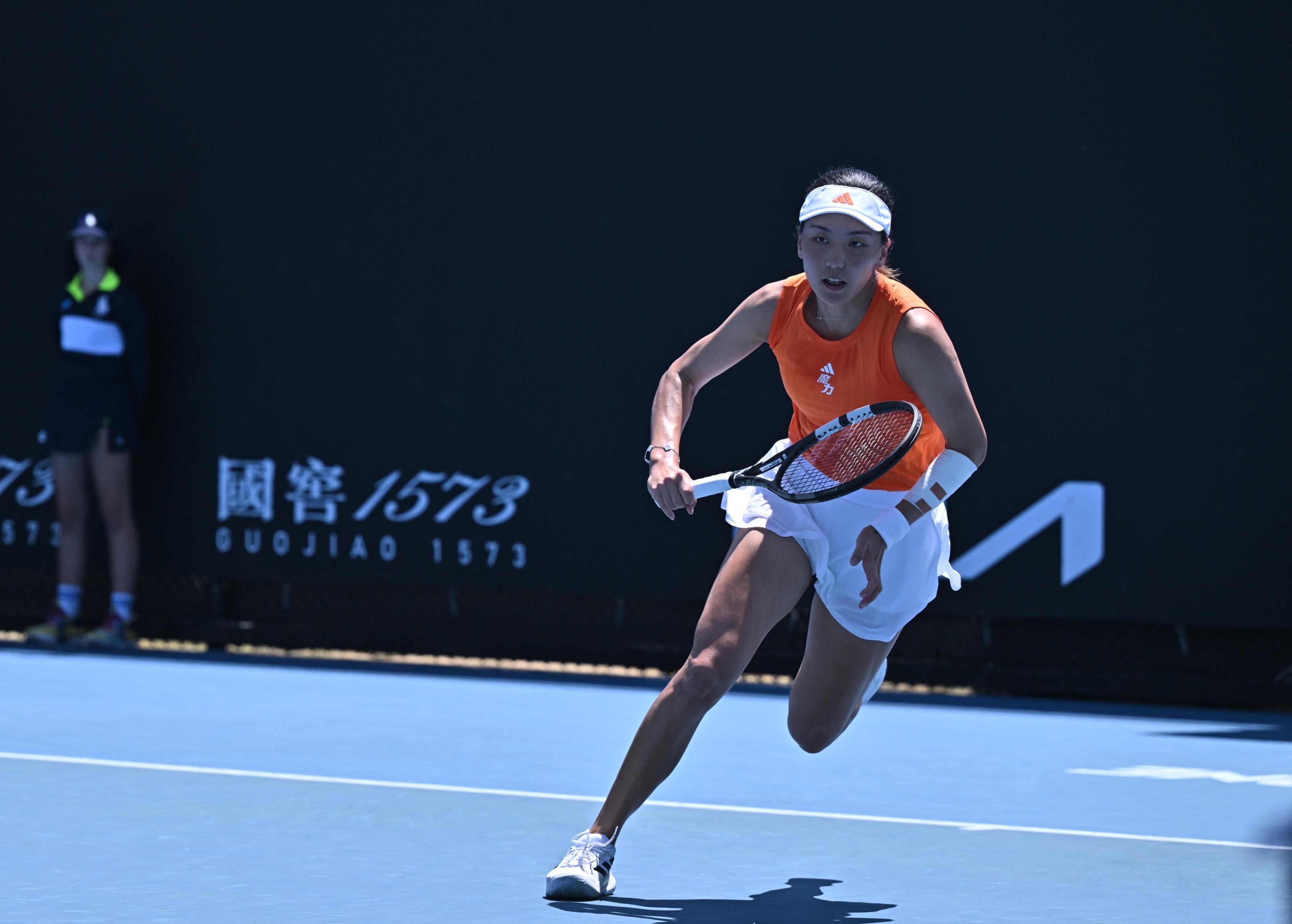 爱游戏官方网站-又美又能打！王欣瑜澳网2-0晋级：中国莎娃进化，霸气轰10记ACE