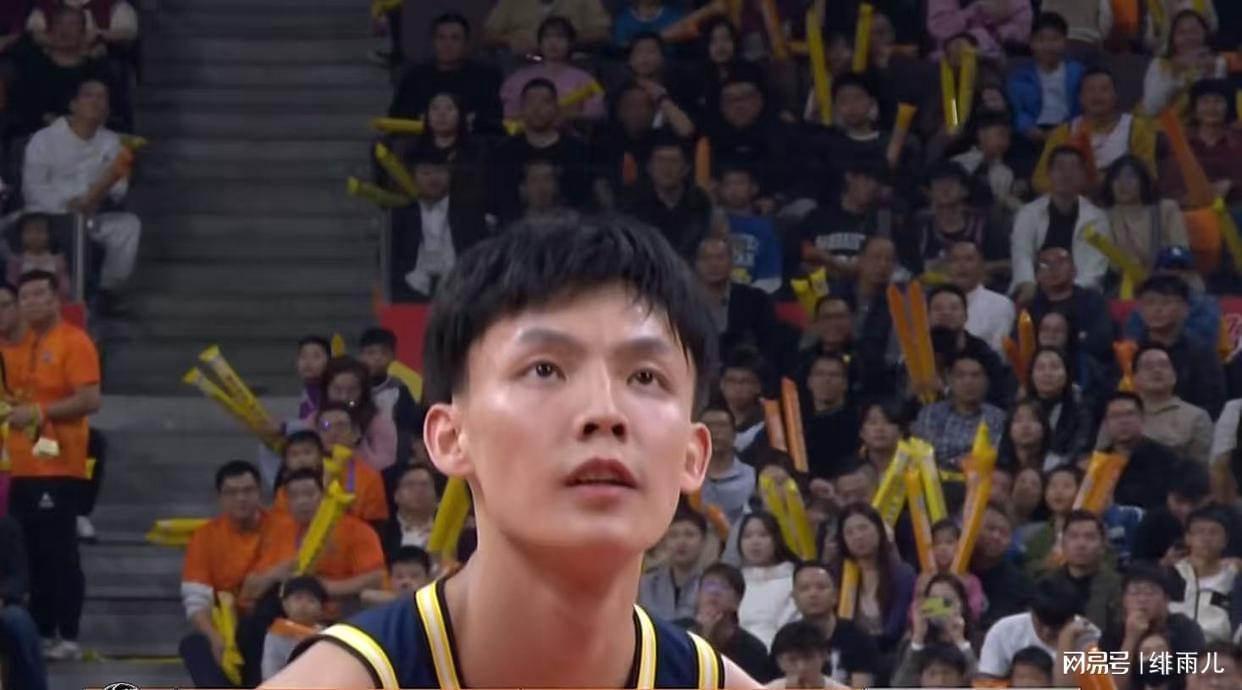 爱游戏官方入口-两连败后！广东队变阵，杜锋召回张文逸，挤走徐杰，取代陈家政！