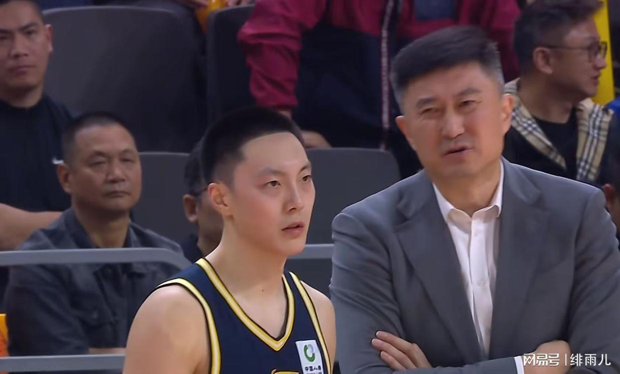 爱游戏官方入口-两连败后！广东队变阵，杜锋召回张文逸，挤走徐杰，取代陈家政！