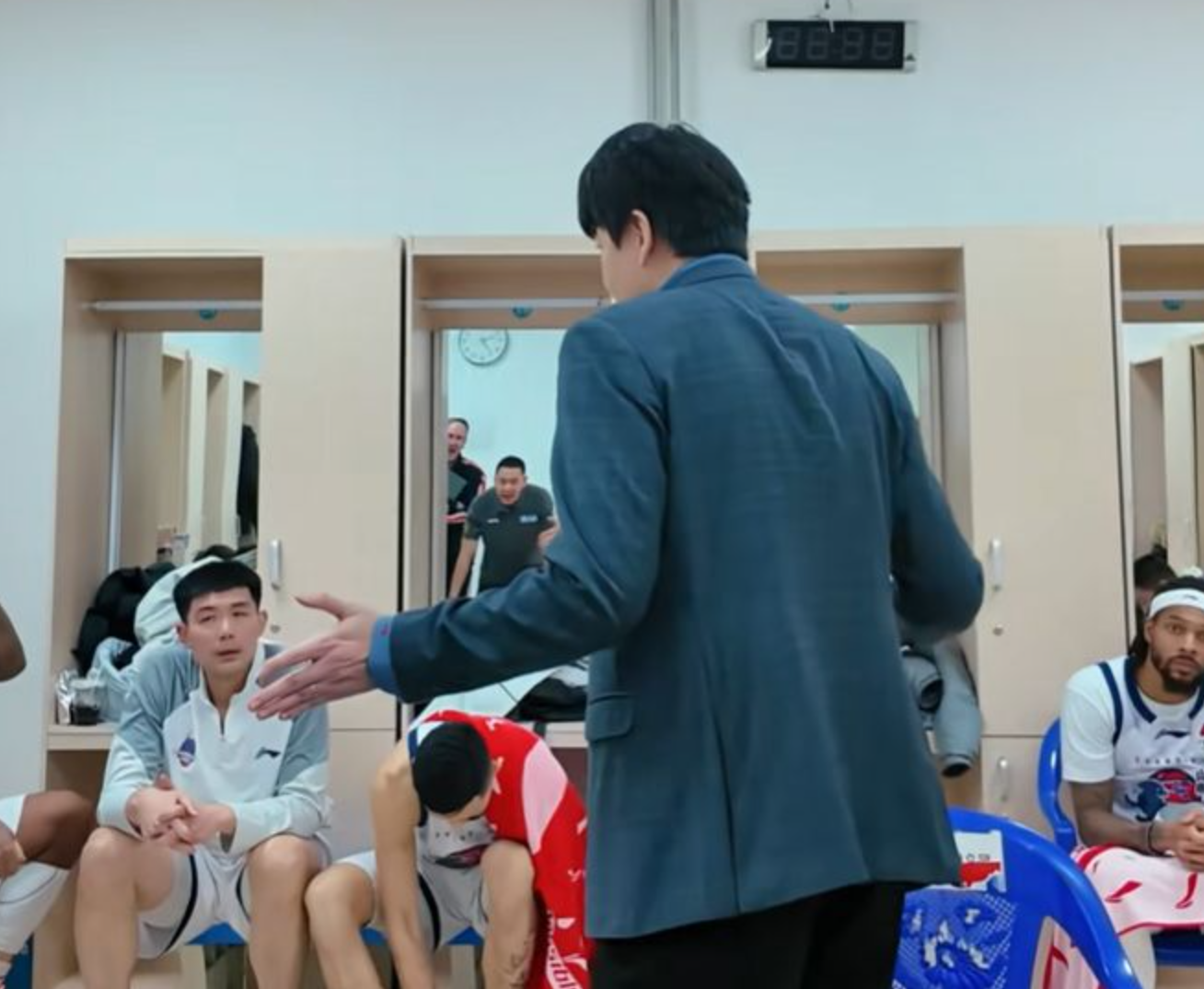 爱游戏app下载-赢辽宁5分！山东队连续庆祝，邱彪更衣室讲话内容曝光