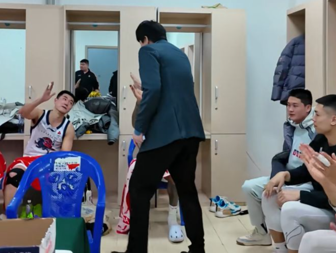 爱游戏app下载-赢辽宁5分！山东队连续庆祝，邱彪更衣室讲话内容曝光