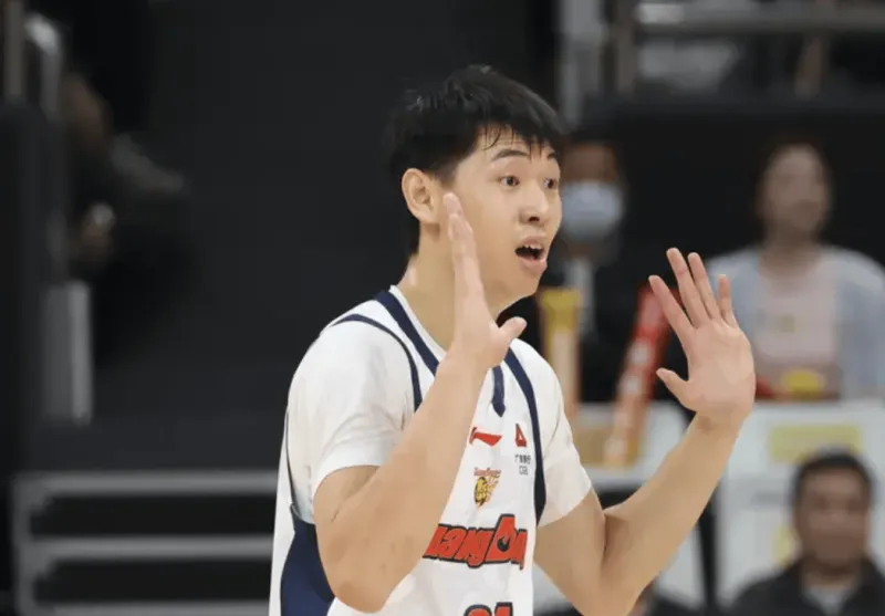 爱游戏-崔永熙全场出战17分钟，投篮2中1得到2分4篮板